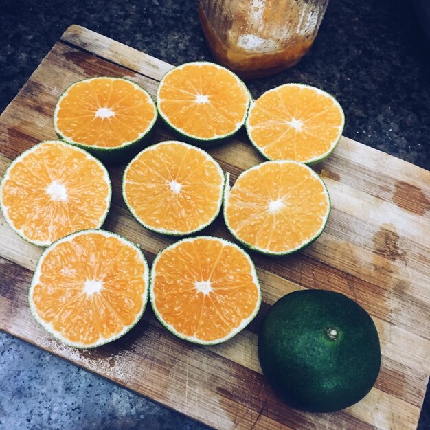 Vista ad alto angolo delle arance su tavola