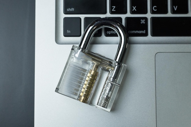 Photo high angle view of padlock on keyboard