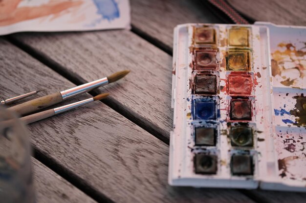 Photo high angle view of paintbrushes on table