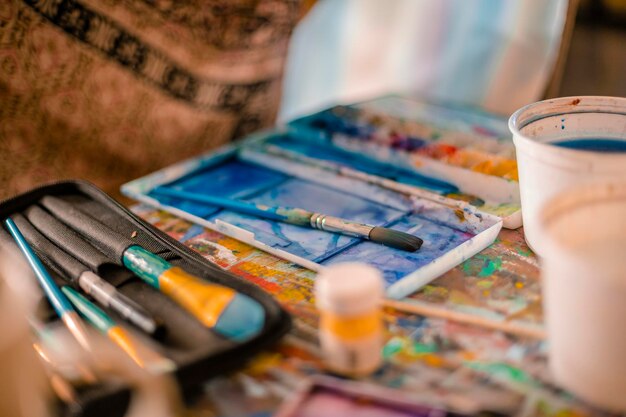 Photo high angle view of paintbrushes on table