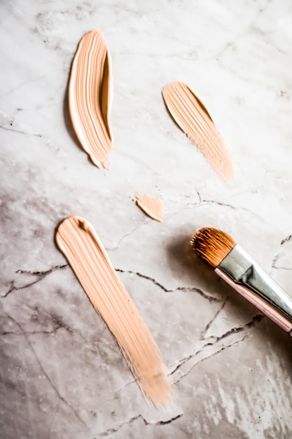 Photo high angle view of paintbrushes on table