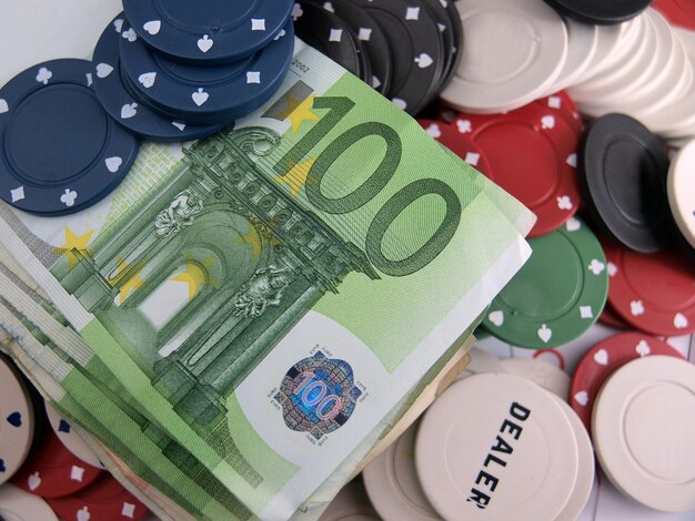 Photo high angle view of paper currency and gambling chips on table