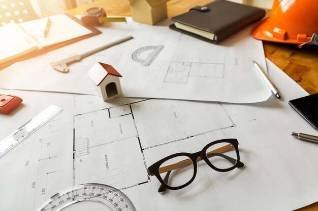 Photo high angle view of paper and glasses on table