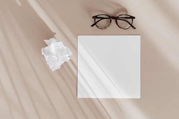 Photo high angle view of paper hanging on table at home