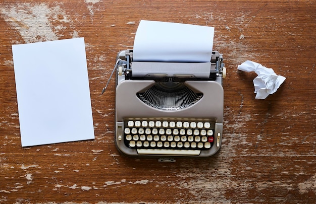 Photo high angle view of paper and typewriter on table