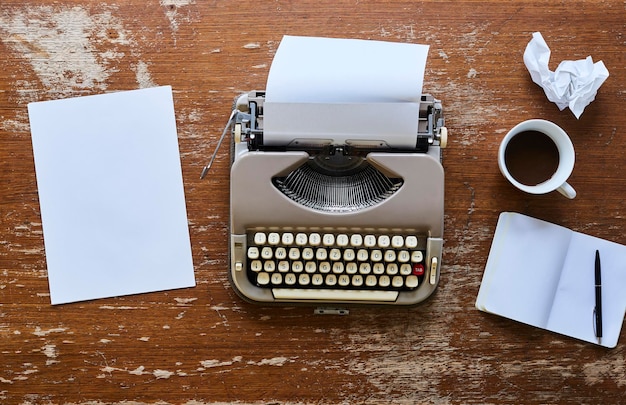 Photo high angle view of paper and typewriter on table