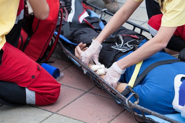 Foto vista ad alta angolazione dei paramedici che trattano un uomo su una barella