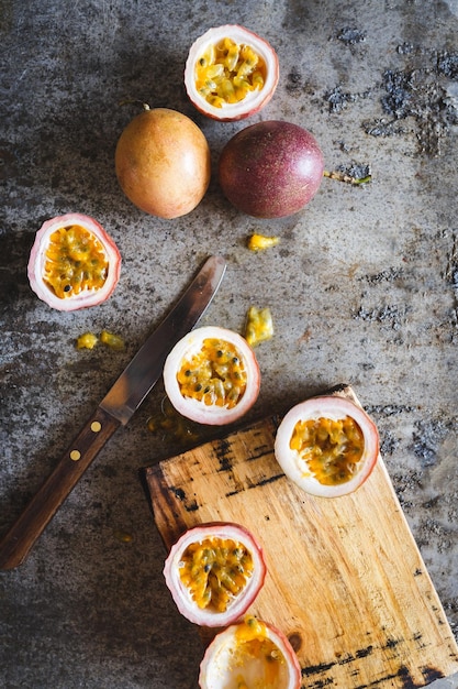 Foto vista ad alto angolo di frutta della passione e coltello sul pavimento a casa