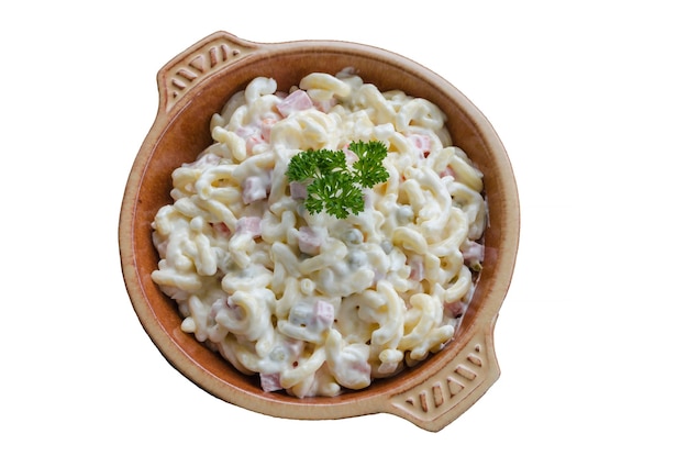 白い背景を背景にした碗の中のパスタの高角度の視点
