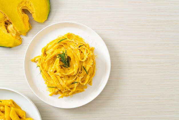 Photo high angle view of pasta in bowl on table