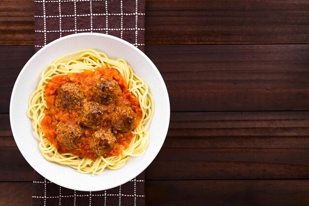 Foto vista ad alto angolo della pasta in una ciotola sul tavolo