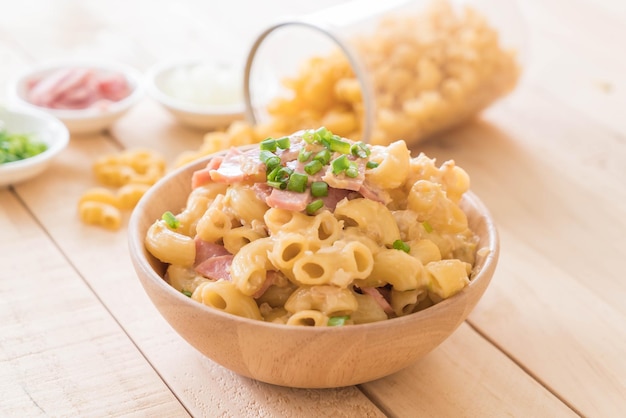 テーブルの上にある鉢のパスタの高角度のビュー