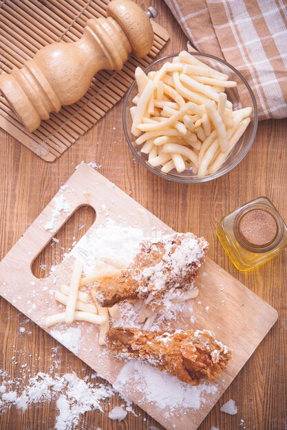 Foto vista ad alto angolo della pasta nel contenitore sul tavolo