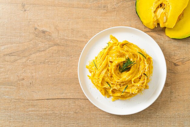 Foto vista ad alto angolo della pasta nel piatto sul tavolo