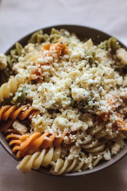 Foto vista ad alto angolo della pasta nel piatto sul tavolo