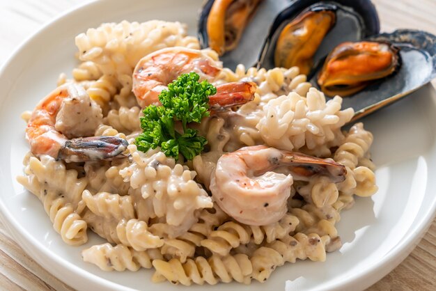 テーブルの上のプレートに置かれたパスタの高角度の景色