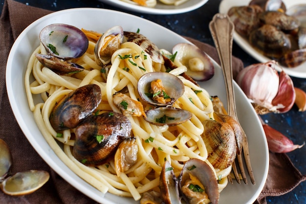 Foto vista ad alto angolo della pasta nel piatto sul tavolo