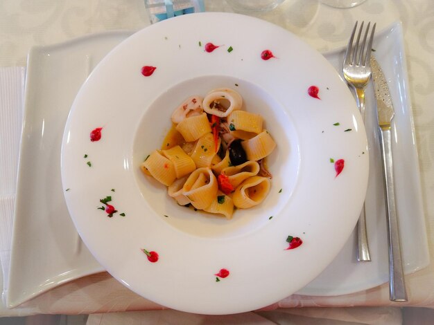 Foto vista ad alto angolo della pasta nel piatto sul tavolo