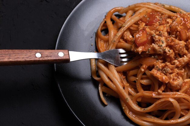 テーブルの上のプレートに置かれたパスタの高角度の景色