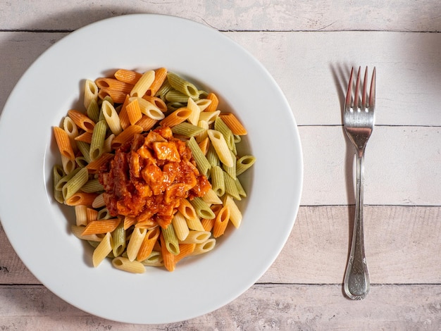 Foto vista ad alta angolazione della pasta nel piatto sul tavolo