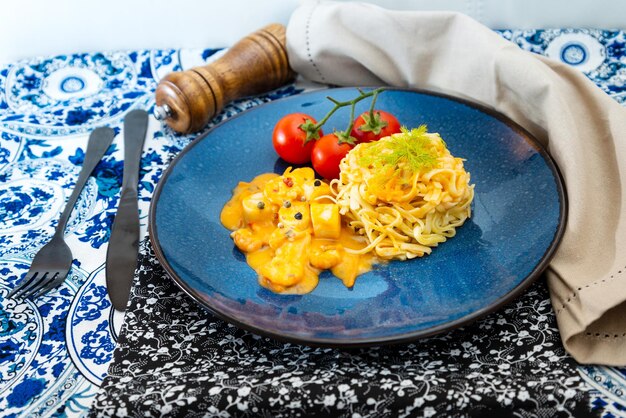 Foto vista ad alto angolo della pasta nel piatto sul tavolo