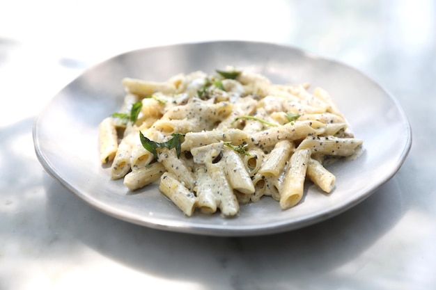 Foto vista ad alto angolo della pasta nel piatto sul tavolo