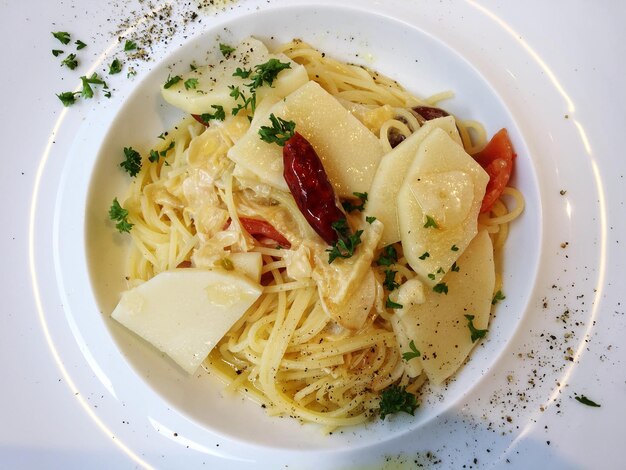 Foto vista ad alto angolo della pasta nel piatto sul tavolo