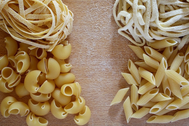 Photo high angle view of pasta in plate on table