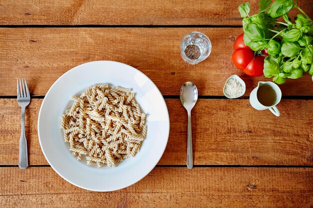 Foto vista ad alto angolo della pasta nel piatto sul tavolo