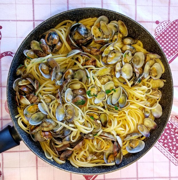 Foto vista ad alta angolazione della pasta nel piatto sul tavolo