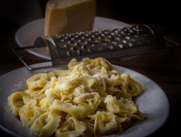 Foto vista ad alto angolo della pasta nel piatto sul tavolo