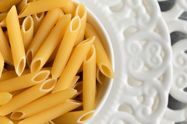 Foto veduta ad alta angolazione della pasta nel piatto sul tavolo.