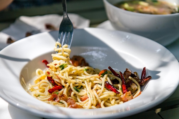 テーブルの上の皿にあるパスタの高角度の視点