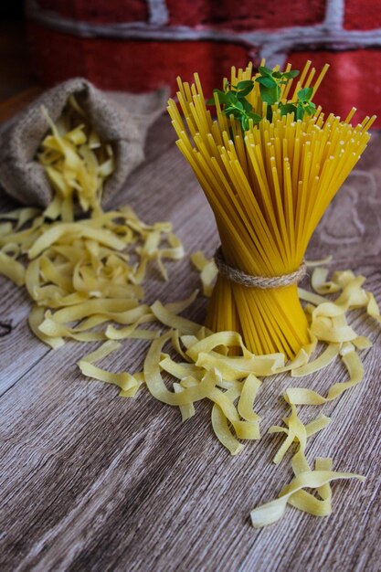 Foto vista ad alto angolo della pasta sul tavolo