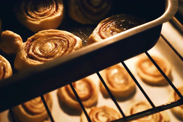 Photo high angle view of pastries in oven