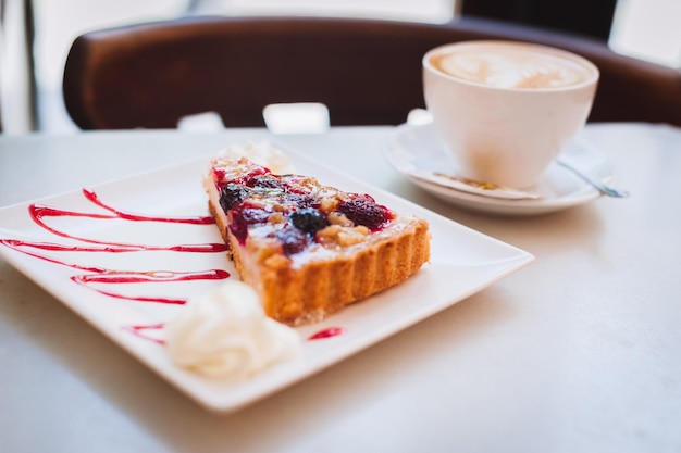 テーブルで提供されるカプチーノのケーキの高角度のビュー