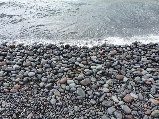 Foto vista ad alto angolo dei ciottoli sulla spiaggia