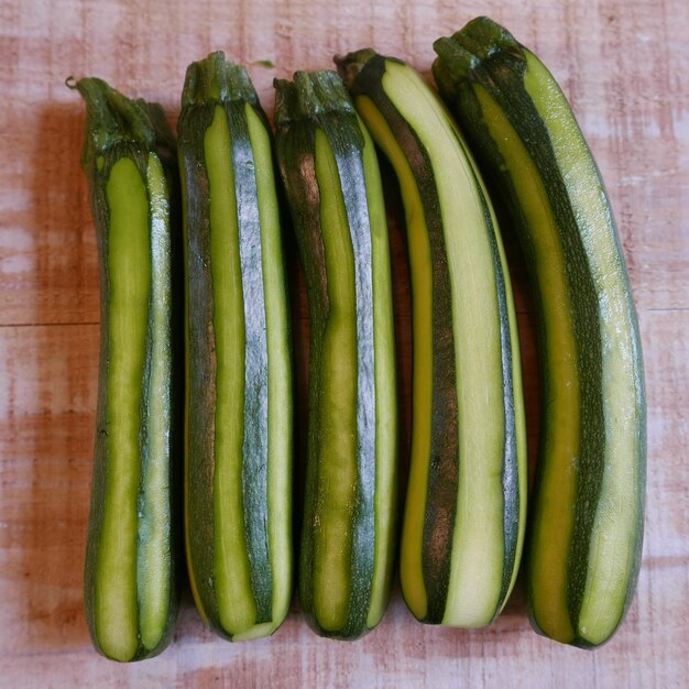 Photo high angle view of peeled zucchinis on table