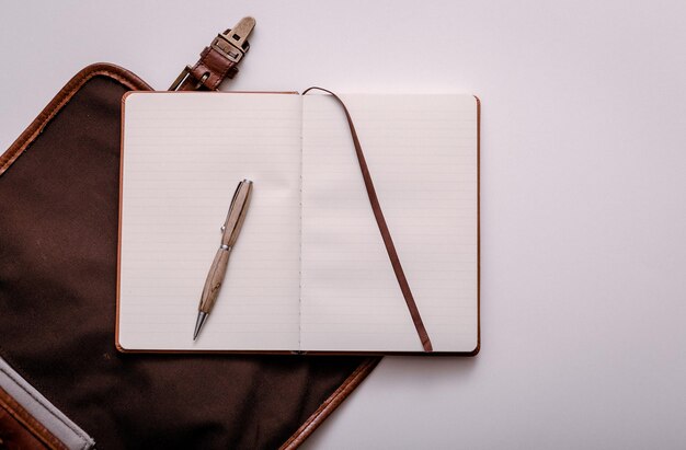 Photo high angle view of pen and book on table