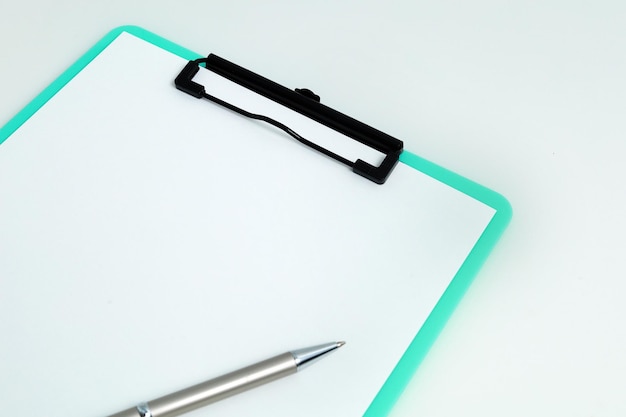 Высокоугольный вид ручки на столе на белом фоне