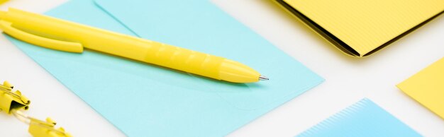 Высокоугольный вид ручки на столе