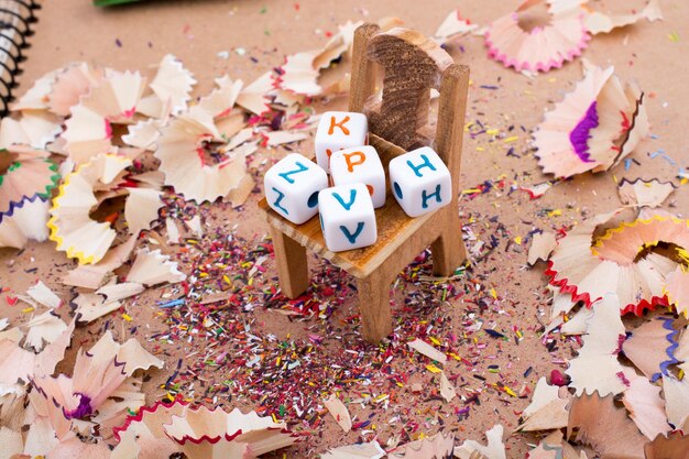 Photo high angle view of pencil shavings and alphabets