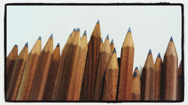 Photo high angle view of pencils against beige background