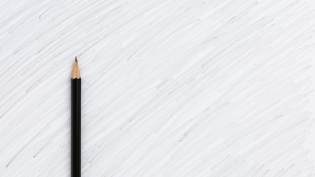 Высокоугольный вид карандашей на белом столе
