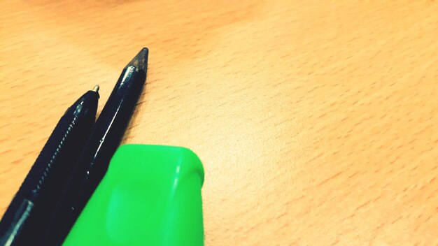 Photo high angle view of pens on table