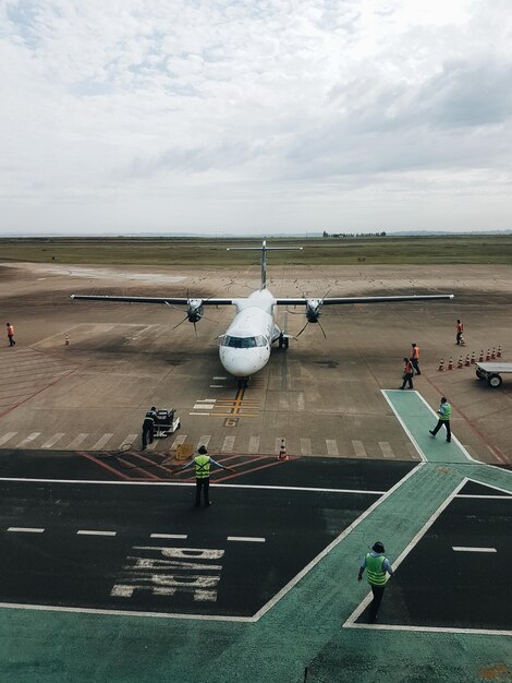 공항 활주로 에 있는 사람 들 의 높은 각도 시각