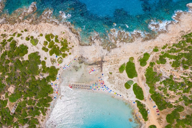 Foto vista ad alta angolazione delle persone sulla spiaggia