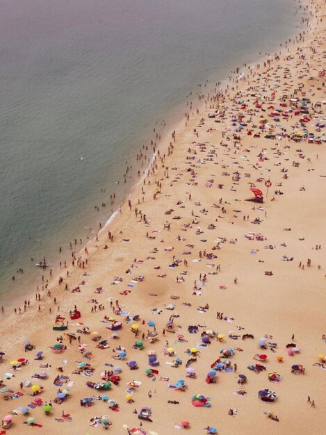 Foto vista ad alta angolazione delle persone sulla spiaggia