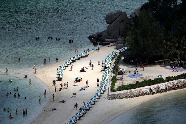 Foto vista ad alta angolazione delle persone sulla spiaggia