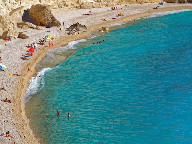 Foto vista ad alta angolazione delle persone sulla spiaggia